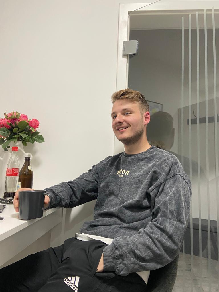 Ich lehne mich gemütlich zurück und genieße ein erfrischendes Getränk.